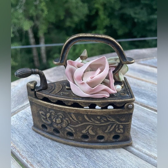 Vtg Brass Sad Iron Trinket or Cricket Box - Picture 3 of 8